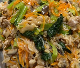 具材たっぷりのチャプチェ。食欲が湧きます