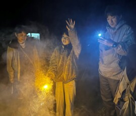 遅く到着したRO農法の学生たちと花火大会