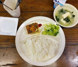 2日目の朝食。
メインは『スパニッシュオムレツ』。昨晩到着したRO農法探求グループの学生と一緒に食事をしました