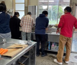 朝食の後片付けはRO農法の探求グループの学生に行っていただきました。
右は引率の佐藤史伸先生