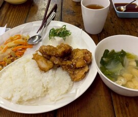 2日目の昼食。『筍と人参と油揚げとしめじ炒め』『鶏モモの甘辛だれ』